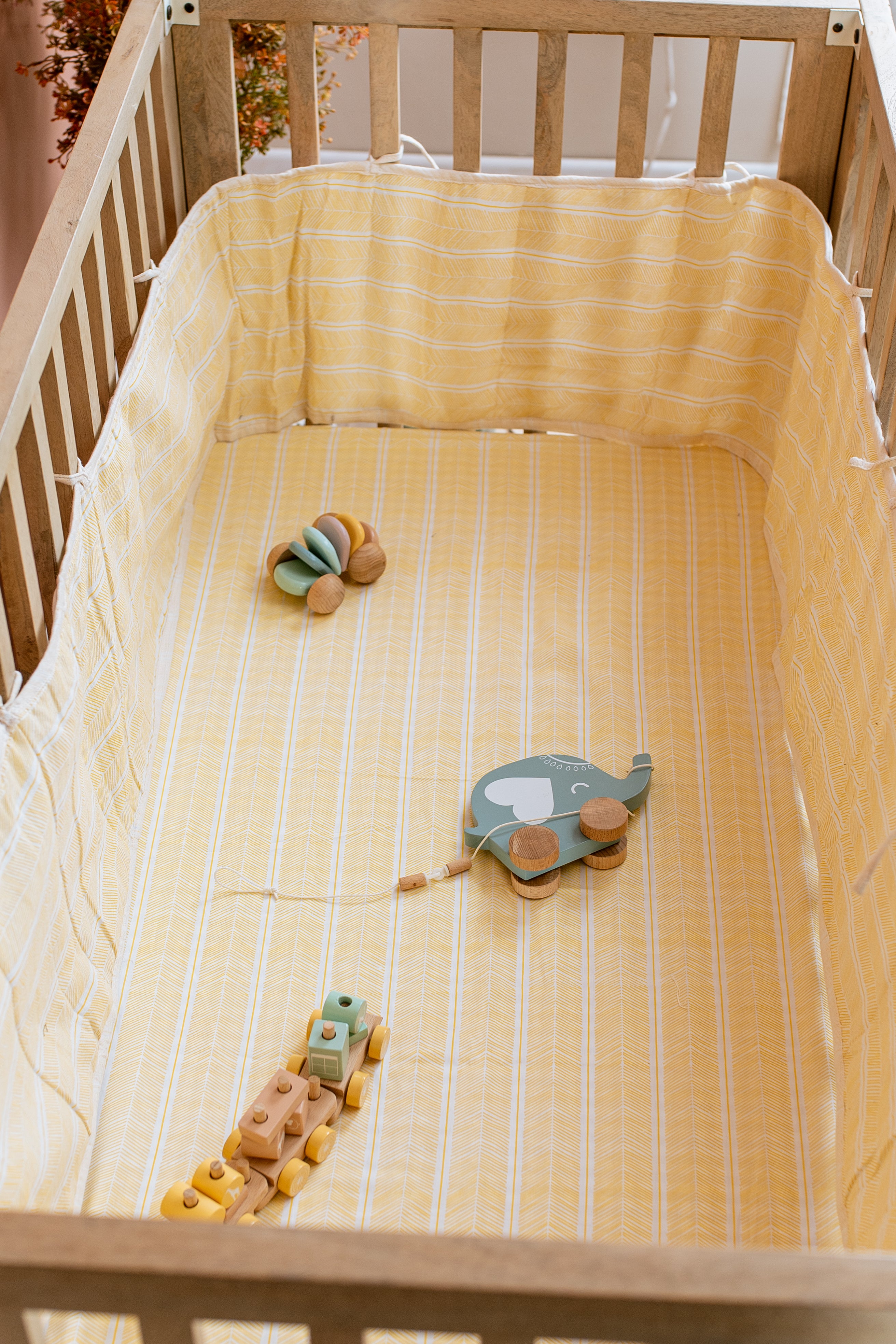 Cot Bumper / Mustard Aztec